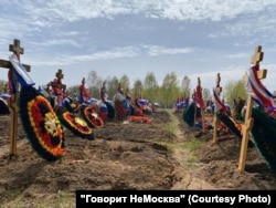 Земля на некоторых могилах провалилась, возможно, невостребованные родными вагнеровцы будут так и лежать, пока ЧВК организованно не установит памятники, как обещал Пригожин