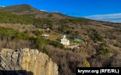 Построенная недавно православная церковь под скалой Красный Камень. Крым