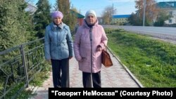 Татьяна Кращук (справа) всю жизнь ездила с мужем за грибами на гриву, где сел самолет "Уральских авиалиний". Фото: "Говорит НеМосква"