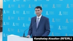 Ерұлан Жамаубаев парламентте журналистер сұрағына жауап беріп тұр. Астана, 20 сәуір, 2023 жыл.