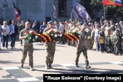 Фото: волонтёры "Людей Байкала". Возложение цветов к Вечному огню в Иркутске в память о погибших на войне в Украине