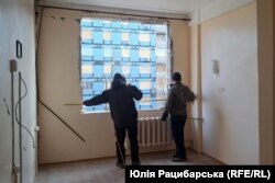 В здании закрывают окна