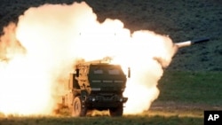 Ракетная система залпового огня HIMARS в действии. Иллюстрационное фото