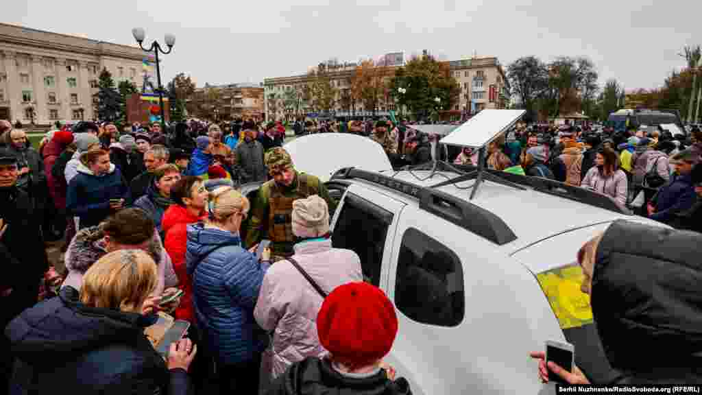 Главная площадь города снова полна людей, которые пришли поздравлять украинских военных. Также горожане имели возможность воспользоваться интернетом возле старлинков, которые привезла полиция