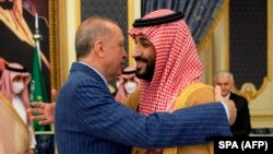 Vəliəhd şahzadə Məhəmməd bin Salman Cəddədə R.T.Ərdoğanı qarşılayır. 28 aprel 2022 