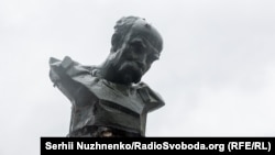 Памятник Тарасу Шевченко в Бородянке под Киевом, поврежденный в результате обстрелов российских войск, март 2022 года