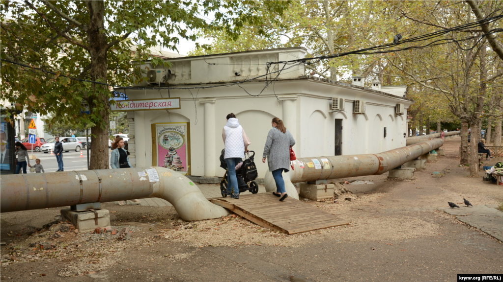 Район транспортной остановки &laquo;Кинотеатр &laquo;Москва&raquo; на проспекте Острякова. В этом месте рабочие-ремонтники сделали удобный низкий переход для женщин с детскими колясками и людей с инвалидностью