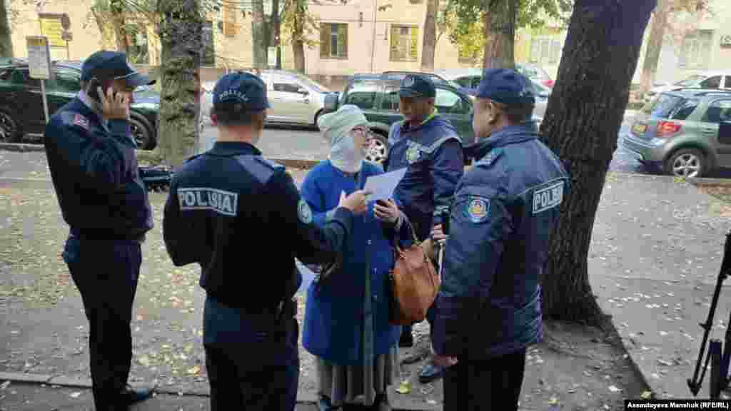 Тіркелмеген &quot;Алға, Қазақстан&quot; партиясының ұйымдастыру тобының мүшесі Бибігүл Иманғалиеваның (суретте) сөзінше, өзі қатысатын саяси ұйым 17 қазанда Алматы әкімдігіне хабарласып, 25 қазанда митингі өткізетіні туралы хабар берген. 25 қазанда полиция Иманғалиеваны үйінен күштеп әкетіп, Әуезов аудандық полиция бөлімінде екі сағат жауап алып босатқан.