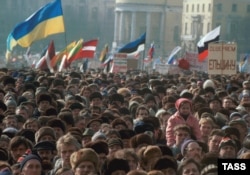 Сторонники Бориса Ельцина и "Демократической России" на митинге в Москве 10 марта 1991 года