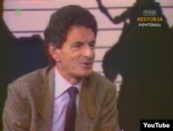 Kosinski Polşa televiziyasına müsahibə verir, 1989