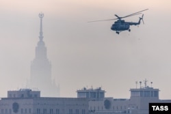 Вертолет Ми-8 над столицей РФ Москвой, иллюстрационное фото