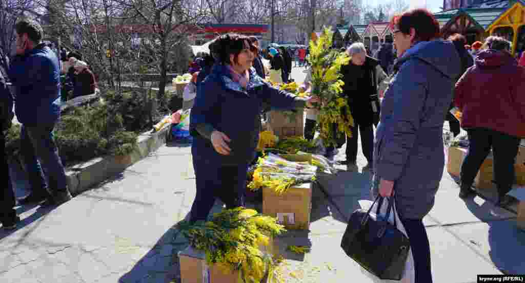 8 марта улицы Крыма заполонили&nbsp;торговые точки, продающие цветы.&nbsp;Как и в предыдущие годы, накануне праздника активизировалась стихийная продажа цветов