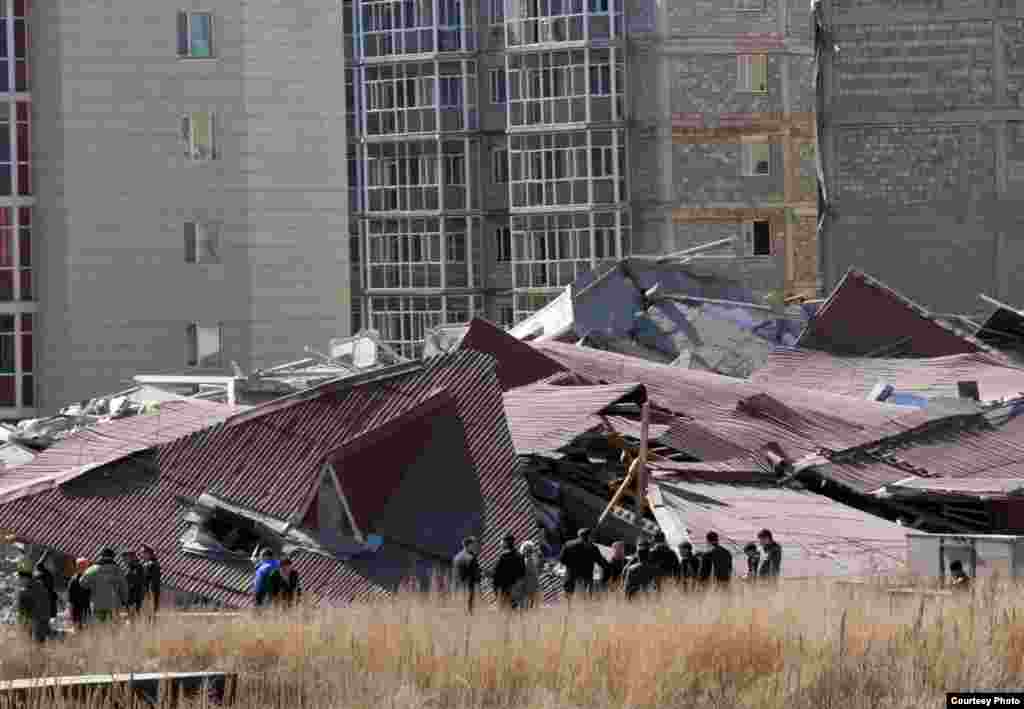 &quot;Бесоба&quot; ықшам ауданындағы қираған бес қабатты тұрғын үйдің үйіндісі. Қарағанды, 6 сәуір 2012 жыл.