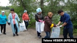 Қаланы тазалап жүрген белсенділер. Қарағанды 30 шілде 2016 жыл.