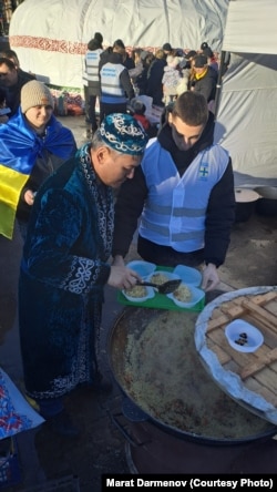 Марат Дәрменов "Мызғымастық киіз үйін" ашу рәсімінде палау басып, жұртқа ұсынды. Нововолынск, 18 қаңтар, 2025 жыл