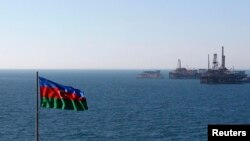 Нефтяные платформы в Каспийском море, 2013. Иллюстративное фото