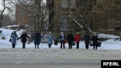 Гражданские активисты напротив здания прокуратуры Томской области