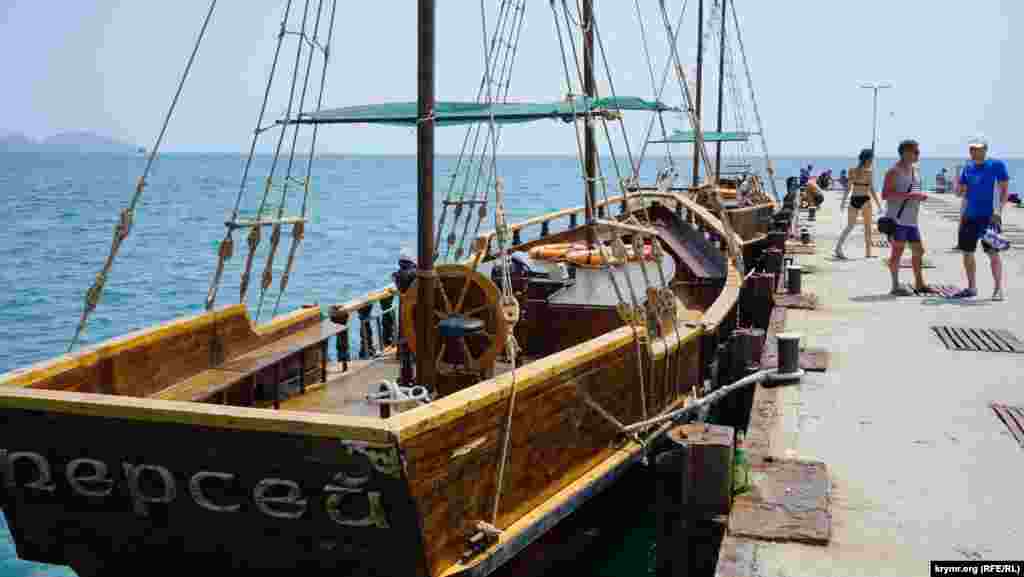 Кроме купания в море, отдыхающие совершают морские прогулки вдоль скалистых берегов Карадагского природного заповедника с обязательным проходом на кораблике через Золотые ворота&nbsp;