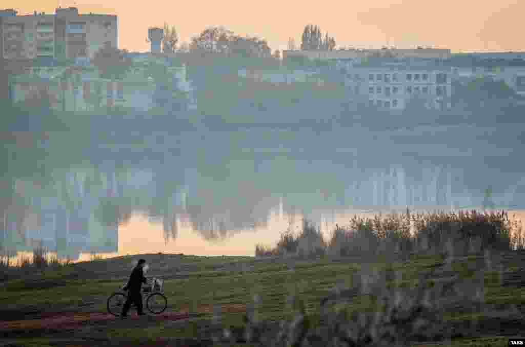 Одинокий велосипедист на берегу озера Тобе-Чокрак.&nbsp;В эту пору на берегах озера немноголюдно