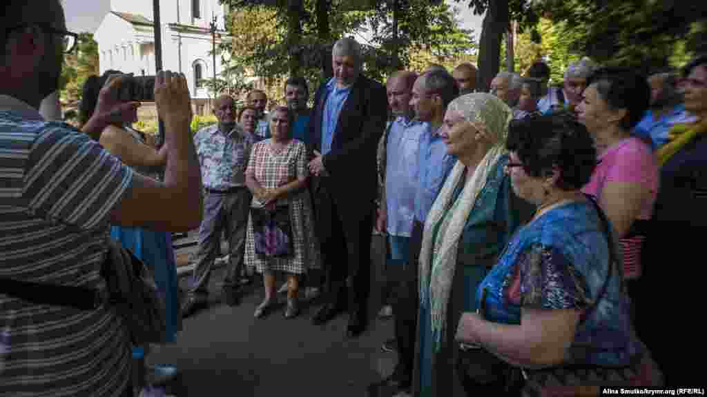 Пришедшие на суд записывают видеокомментарий о результатах заседания