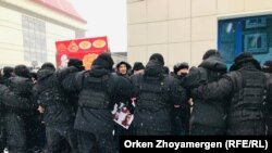 Полиция арнайы жасағы Дулат Ағаділді еске алуға келген адамдарды "кеттлинг" әдісімен қоршауға алды. 28 ақпан 2021 жыл