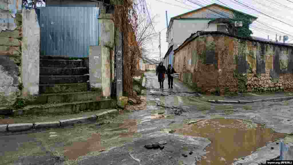 Перекресток с улицей Некрасова. После таяния снега образовалась лужа