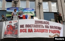 Захватившие здание СБУ в Луганске участники пророссийского митинга 18 апреля 2014 года. Фото: Reuters