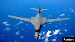 Бомбардировщик США B-1B Lancer над Тихим океаном после дозаправки (иллюстративное фото)