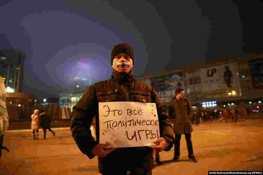 В Украине недавно вступил в силу закон, регламентирующий порядок гастролей в стране исполнителей из России &ndash; организаторы обязаны заранее обратиться в Службу безопасности Украины с запросом, разрешен ли определенному исполнителю въезд в страну, и получить разрешение на выступление. Но гастроли украинских исполнителей в России с украинской стороны никак нормативно не ограничены, хотя Россия с 2014 года ведет против Украины гибридную агрессию