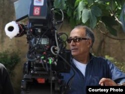 Abbas Kiarostami "Təsdiqlənmiş surət" filminin (2010) çəkilişində