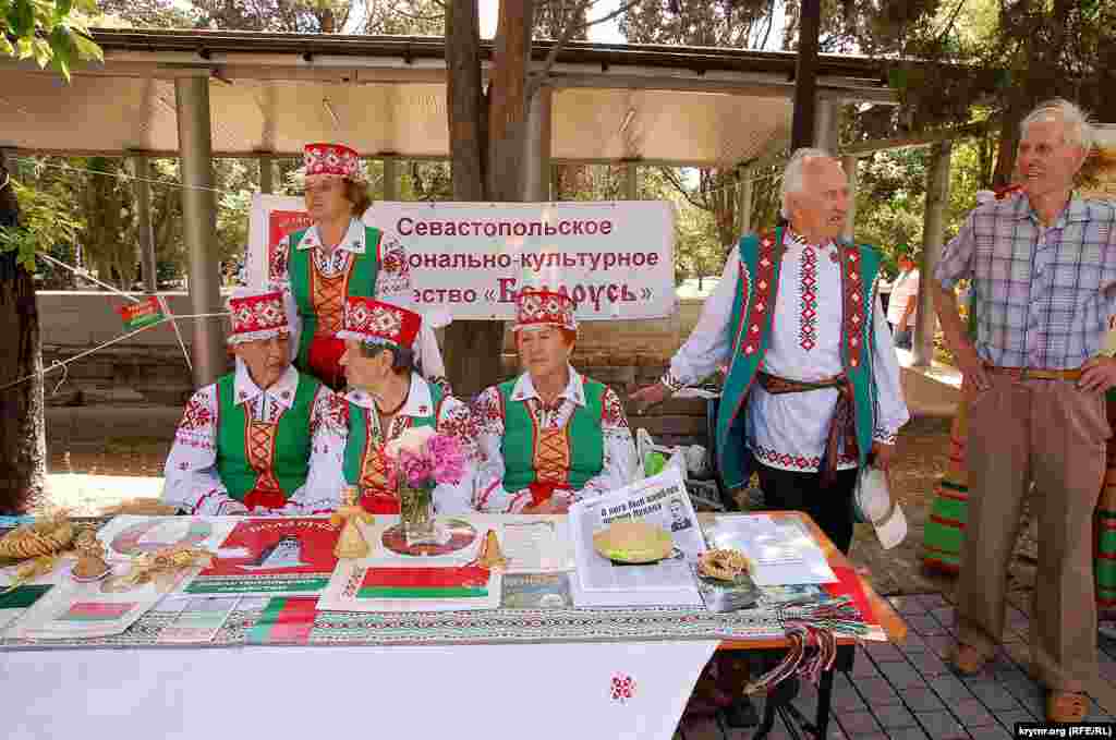 Столик Белорусского национально-культурного общества Севастополя с сувенирами и печатными материалами