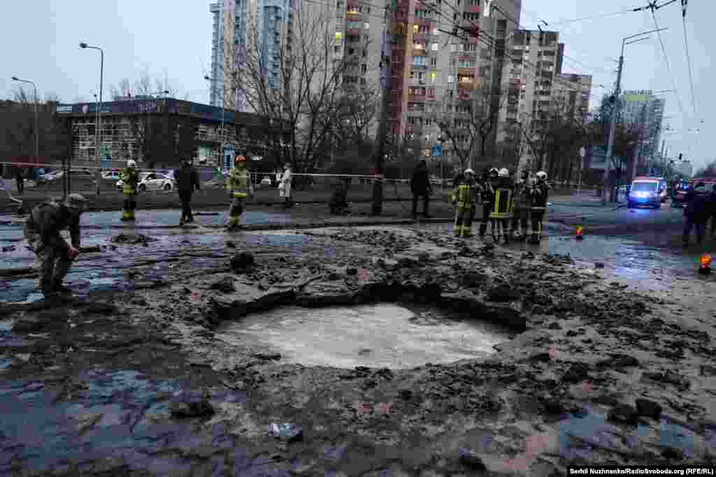 Киевтегі &quot;Лукьяновская&quot; метро станциясының алдында Ресей күштерінің әуе шабуылынан қалған шұңқыр. 2025 жылғы 18 қаңтар.