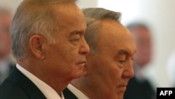 Nursultan Nazarbaev (solda) və İslam Karimov 