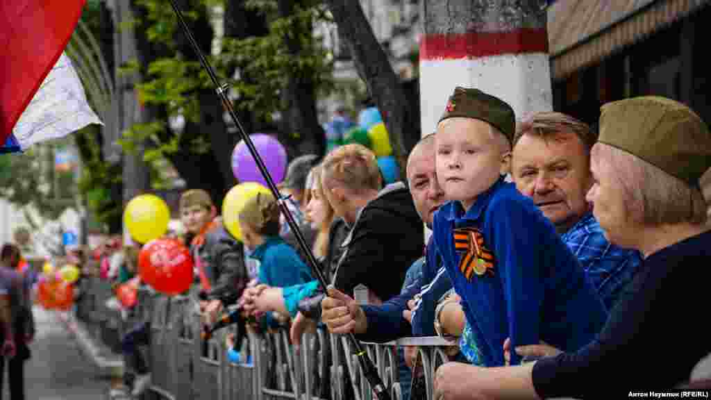 Пилотка &ndash; один из самых популярных аксессуаров в этот день среди взрослых и детей