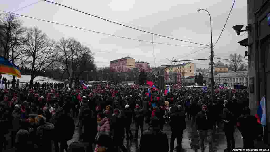 Бүгінгі қаралы шеру бұған дейін Ресей оппозициясы наурыздың 1-і күні Мәскеудің Марьино ауданында өткізуді жоспарланған &laquo;Весна&raquo; қарсылық акциясының орнына өткізілді.