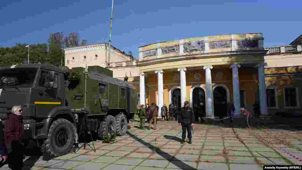 Через дорогу напротив, в бывшем заводском клубе завода им. Войкова, заседал оперативный штаб