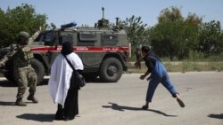 İdlibdə bir suriyalı Rusiyanın hərbi maşınına yumurta atarkən