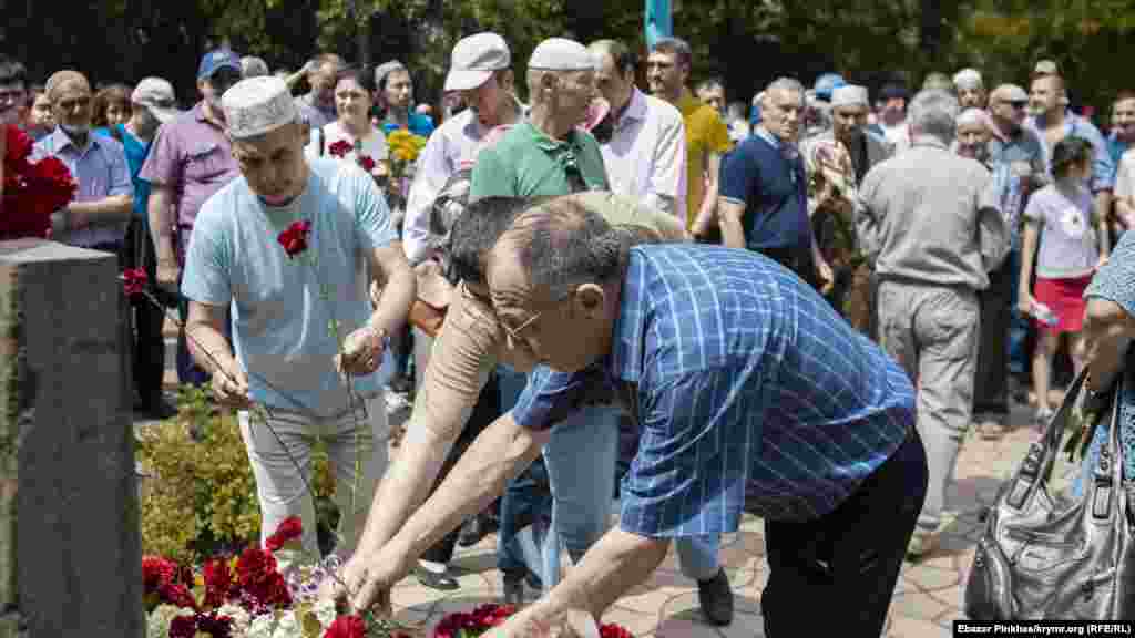 Активисты возложили цветы к камню в память о жертвах депортации и почтили их минутой молчания. Место проведения акции в течение всего времени было окружено сотрудниками российской полиции и Росгвардии