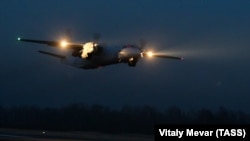 Военный самолет АН-26 в Калининградской области (архивное фото)