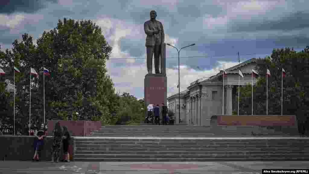 Симферополь, памятник Ленину. Бронзовая фигура возвышается над одноименной площадью в самом центре города. Памятник открывали в 1967 году &ndash; к 50-летию со дня большевистского переворота 1917 года