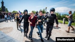 Полиция задерживает участников акции против коррупции, Владивосток, июнь 2017-го