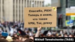 На акции протеста в защиту Telegram, Москва, Россия, 30 апреля 2018 года