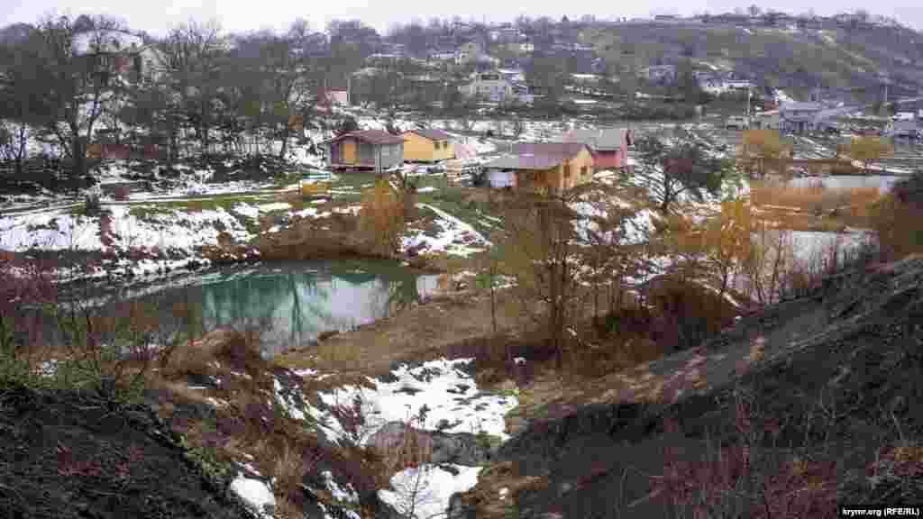 Вода из него по оврагу сбегает в балку, где находится каскад озер, на берегу которых появляются новые усадьбы