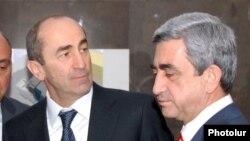 Prezidentliyi başa çatan Robert Kocharian (solda) və sonrakı prezident Serzh Sarkisian 2008-ci ildə