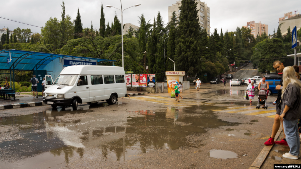 После дождя перед местной автостанцией