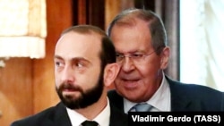 Ermənistan və Rusiyanın xarici işlər nazirləri Ararat Mirzoyan (solda) və Sergey Lavrov