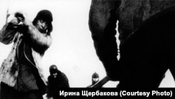 Заключенные БАМлага выравнивают насыпь. Середина 1930-х гг.