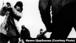 Заключенные БАМлага выравнивают насыпь. Середина 1930-х гг.