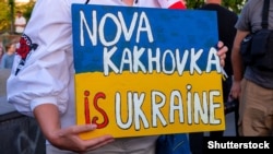 Плакат на акции против вооруженной агрессии России в День Независимости Украины, иллюстративное фото 