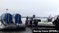 Несколько месяцев в году переправиться через Обь можно только на вездеходе на воздушной подушке